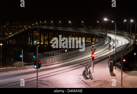 Tromso pont à travers le détroit d'Tromsoysundet entre le continent et l'Île Tromsoya Tromsdalen Banque D'Images