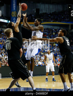 15 mars 2013 - Nashville, TN, USA - Kentucky Wildcats archie Goodwin garde (10) a essayé de marquer dans les dents de la défense comme Vanderbilt Vanderbilt défait Kentucky 64-48 SEC dans le tournoi le vendredi 15 mars 2013 à Nashville,TN. Photo par Mark Cornelison | Personnel (crédit Image : © Lexington Herald-Leader/ZUMAPRESS.com) Banque D'Images