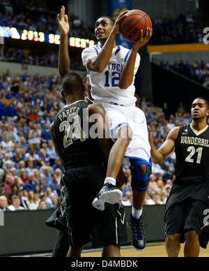 15 mars 2013 - Nashville, TN, USA - Kentucky Wildcats guard Ryan Harrow (12) a roulé sur Vanderbilt Commodores guard Dai-Jon Parker (24), a défait Vanderbilt Kentucky 64-48 SEC dans le tournoi le vendredi 15 mars 2013 à Nashville,TN. Photo par Mark Cornelison | Personnel (crédit Image : © Lexington Herald-Leader/ZUMAPRESS.com) Banque D'Images