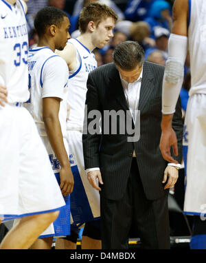 15 mars 2013 - Nashville, TN, USA - Kentucky Wildcats entraîneur-chef John Calipari imités Ryan Harrow, avec la tête vers le bas, alors qu'il marchait à la magistrature comme défait Vanderbilt Kentucky 64-48 SEC dans le tournoi le vendredi 15 mars 2013 à Nashville,TN. Photo par Mark Cornelison | Personnel (crédit Image : © Lexington Herald-Leader/ZUMAPRESS.com) Banque D'Images