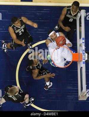 15 mars 2013 - Nashville, TN, USA - Kentucky Wildcats avant Willie Cauley-Stein (15) marqué du trafic car défait Vanderbilt Kentucky 64-48 SEC dans le tournoi le vendredi 15 mars 2013 à Nashville,TN. Photo par Mark Cornelison | Personnel (crédit Image : © Lexington Herald-Leader/ZUMAPRESS.com) Banque D'Images