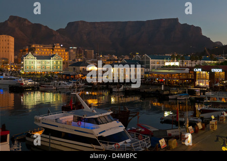 La montagne de la table à partir de V & A Waterfront de nuit, Cape Town, Western Cape, Afrique du Sud Banque D'Images