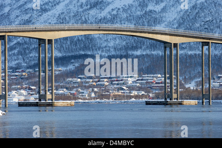 Tromso pont à travers le détroit d'Tromsoysundet entre le continent et l'Île Tromsoya Tromsdalen Banque D'Images