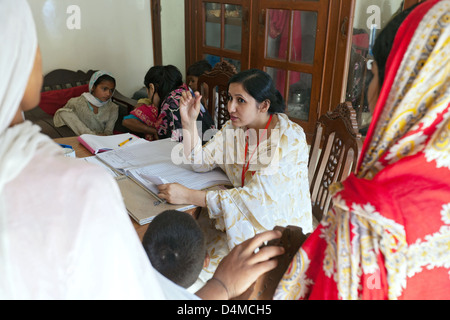 Mumgani Basti, Pakistan, un éducateur de la santé Mme Zonaira de Malteser International Banque D'Images