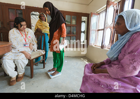 Mumgani Basti, Pakistan, un éducateur de la santé Mme Zonaira de Malteser International Banque D'Images