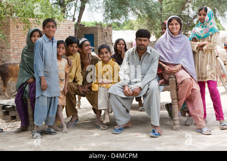 Mumgani Basti, Pakistan, Portrait d'une grande famille Banque D'Images