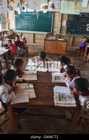 Khmou ethniques de classe dans un village rural, Luang Nam Tha, Laos Banque D'Images