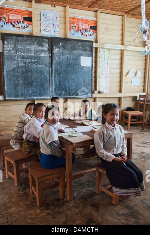Khmou ethniques de classe dans un village rural, Luang Nam Tha, Laos Banque D'Images