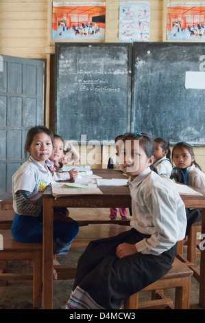 Khmou ethniques de classe dans un village rural, Luang Nam Tha, Laos Banque D'Images