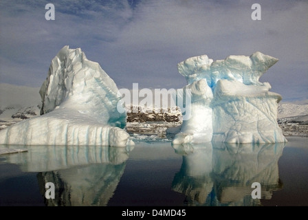 Iceberg réflexions dans le Paradise Bay, péninsule antarctique Banque D'Images