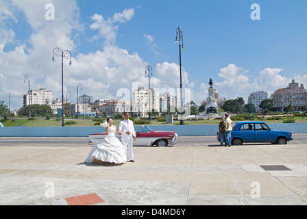 La Havane, Cuba, une femme et un homme peut prendre des photos au Malecon Banque D'Images