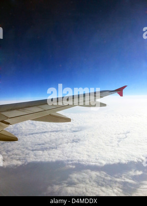 Aile d'avion par la fenêtre Banque D'Images