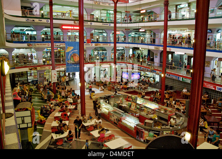 La Havane, Cuba, les gens au centre commercial Plaza Carlos la 3e Banque D'Images