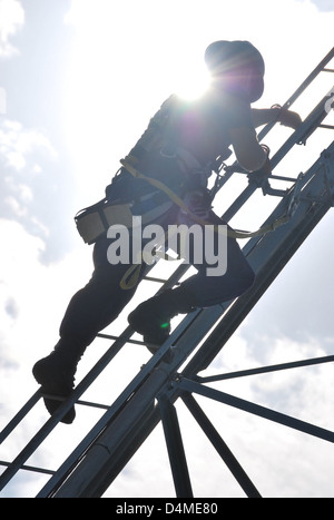 L'équipe d'aides à la navigation (ANT) de la Garde côtière américaine à Panama City a mené une formation axée sur les techniques d'escalade de tour, vitales pour le maintien des aides à la navigation dans les régions maritimes. La formation était dirigée par Edward Cheveresan et Eric Blackwood. Banque D'Images
