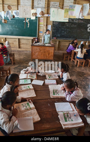 Khmou ethniques de classe dans un village rural, Luang Nam Tha, Laos Banque D'Images