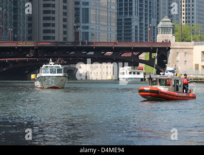 La Garde côtière et l'Unité maritime de la police de Chicago de patrouille pendant le sommet de l'OTAN 2012 Banque D'Images