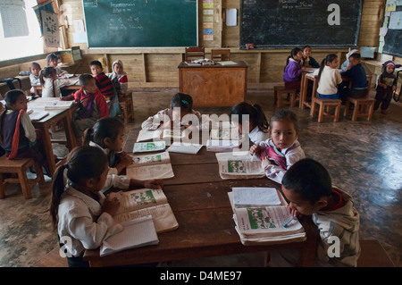 Khmou ethniques de classe dans un village rural, Luang Nam Tha, Laos Banque D'Images