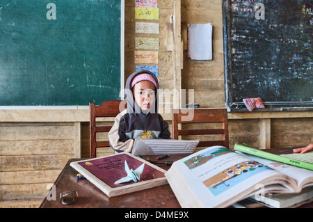 Khmou ethniques de classe dans un village rural, Luang Nam Tha, Laos Banque D'Images