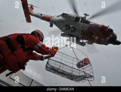 L'équipe d'aides à la navigation formation hélicoptère effectue Kodiak Banque D'Images