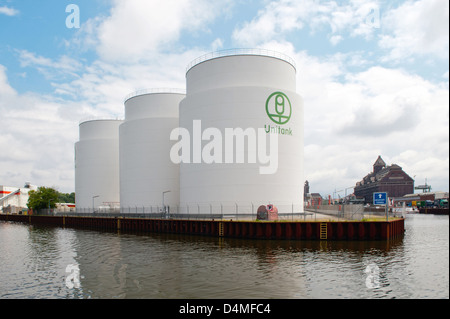 Berlin, Allemagne, des citernes d'hydrocarbures dans le port de West Hohenzollernkanal Banque D'Images