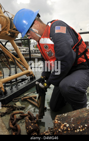 L'équipe des aides à la navigation à Baltimore a fait la démonstration d'opérations clés de la Garde côtière au cours de l'événement week in the Life de 2012. L’équipe assure une navigation sécuritaire et efficace dans les voies navigables de la région, marquant ainsi l’importance de ses fonctions. Banque D'Images