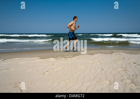 Champ Kiss, Pologne, sur la plage Baltique jogger Banque D'Images