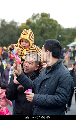 Un mignon bébé chinois joue avec bulle à une Nouvelle Année festival à Hangzhou, Chine Banque D'Images
