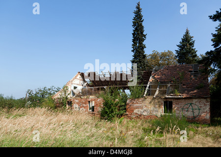 Miodary, la Pologne, la maison brûlée dans un village Banque D'Images