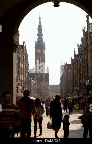 Gdansk, Pologne, longue rue dans la ville de Gdansk à droite, regardez à travers le Golden Gate Banque D'Images