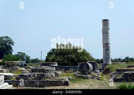 Iraion. Samos. La Grèce. La seule colonne de 10 mètres de haut parmi les ruines des fondations de l'une fois Grand Temple d'Hera. Banque D'Images