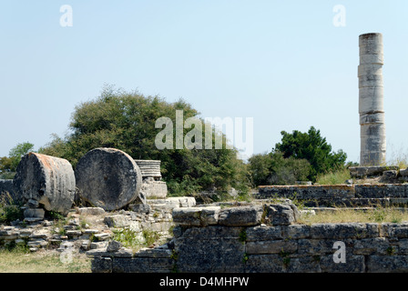 Iraion. Samos. La Grèce. La seule colonne de 10 mètres de haut parmi les ruines des fondations de l'une fois Grand Temple d'Hera. Banque D'Images