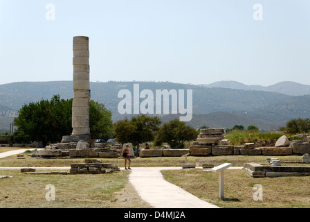 Iraion. Samos. La Grèce. La seule colonne de 10 mètres de haut parmi les ruines des fondations de l'une fois Grand Temple d'Hera. Banque D'Images