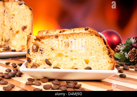 Panettone italien savoureux servi sur la table Banque D'Images