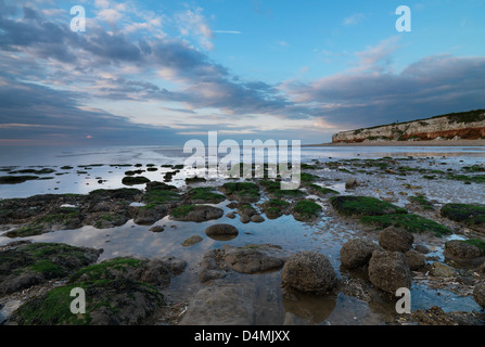 Marée basse à Hunstanton sur la côte nord du comté de Norfolk avec son blanc à rayures rouge et falaises Banque D'Images