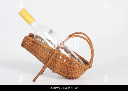 Bouteille de vin vide dans le panier de vin Banque D'Images