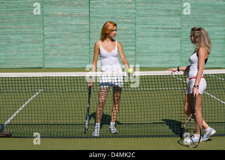 Lucky Girl et un ami a joué au tennis sur la cour Banque D'Images