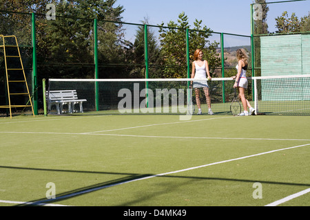 Lucky Girl et un ami a joué au tennis sur la cour Banque D'Images