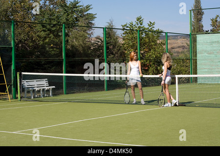 Lucky Girl et un ami a joué au tennis sur la cour Banque D'Images