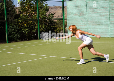 Lucky Girl et un ami a joué au tennis sur la cour Banque D'Images