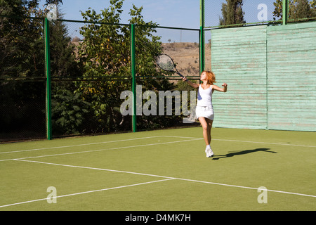 Lucky Girl et un ami a joué au tennis sur la cour Banque D'Images