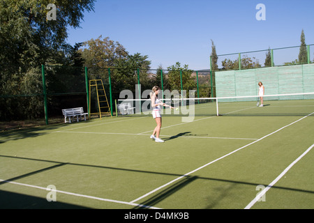 Lucky Girl et un ami a joué au tennis sur la cour Banque D'Images