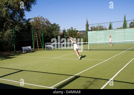 Lucky Girl et un ami a joué au tennis sur la cour Banque D'Images