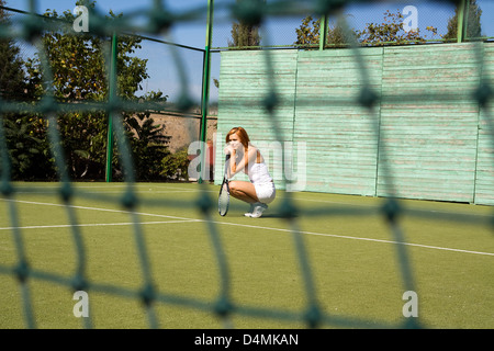 Lucky Girl et un ami a joué au tennis sur la cour Banque D'Images