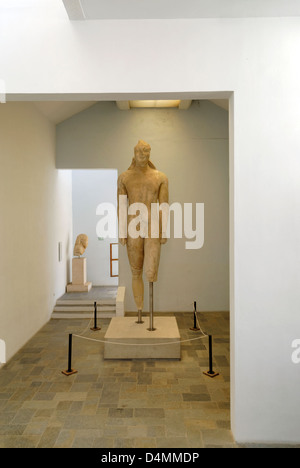 La Grèce. Samos. Vue avant de l'afficher sur Kouros gigantesque au musée archéologique en Vathy ou la ville de Samos. Banque D'Images