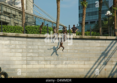 Sculpture sur la rive de la rivière Singapour. La première génération Banque D'Images