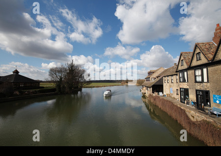 Bateau de plaisance sur la rivière Great Ouse St Ives Cambridgeshire Angleterre Banque D'Images