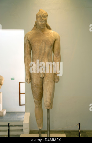 La Grèce. Samos. Vue avant de l'afficher sur Kouros gigantesque au musée archéologique en Vathy ou la ville de Samos. Banque D'Images