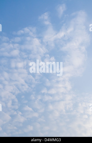 Le beau ciel bleu avec des nuages . Banque D'Images