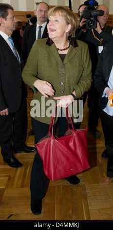 Grimmen, Allemagne. 16 mars 2013. La chancelière allemande, Angela Merkel, assiste à la réunion des représentants du Parti chrétien démocrate, la CDU en Grimmen, Allemagne, 16 mars 2013. Dans le dos, membre du Bundestag CDU Eckhardt Rehberg (L) est vu. Merkel a été élu à l'unanimité le candidat de tête de Mecklembourg Poméranie CDU. Elle a reçu l'ensemble des 113 voix. Photo : STEFAN SAUER/Alamy Live News Banque D'Images