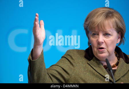 Grimmen, Allemagne. 16 mars 2013. La chancelière allemande Angela Merkel s'exprime à la rencontre des représentants du Parti chrétien démocrate, la CDU en Grimmen, Allemagne, 16 mars 2013. Dans le dos, membre du Bundestag CDU Eckhardt Rehberg (L) est vu. Merkel a été élu à l'unanimité le candidat de tête de Mecklembourg Poméranie CDU. Elle a reçu l'ensemble des 113 voix. Photo : STEFAN SAUER/Alamy Live News Banque D'Images